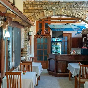 Oda ve Kahvaltı Korani, Tiran